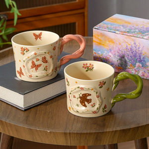 Tazza da Caffè in Ceramica Personalizzabile con Disegno di Uccelli in <span class=keywords><strong>Volo</strong></span>, Farfalle e Fiori Dipinti a Mano, Manico Intrecciato, Stile Foresta, Regalo per Ragazze - Product Image 4