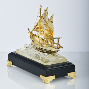 <span class=keywords><strong>Venta</strong></span> al por mayor <span class=keywords><strong>de</strong></span> <span class=keywords><strong>Velero</strong></span> chapado <span class=keywords><strong>en</strong></span> oro decorativo <span class=keywords><strong>de</strong></span> metal árabe personalizado MODELO <span class=keywords><strong>DE</strong></span> <span class=keywords><strong>velero</strong></span> para la <span class=keywords><strong>venta</strong></span> con base acrílica - Product Image 2