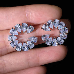 Boucles d'oreilles clous de luxe en or blanc et cristal, forme fleur, sertissage griffe, bijoux de soirée pour femme, boucles d'oreilles en strass - Product Image 4