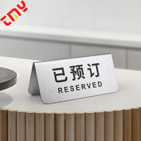Signe de table réservé en métal triangulaire en acier inoxydable personnalisé de haute qualité pour Restaurant