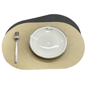 <span class=keywords><strong>Set</strong></span> di 4 <span class=keywords><strong>Tovagliette</strong></span> Ovali di Lusso in Ecopelle Nera Effetto Coccodrillo Americano Lavabili - Product Image 3
