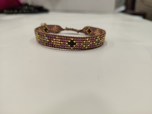 Bracelet artisanal Sstringz en perles Miyuki Delica violet lavande avec motif géométrique doré et turquoise, bijoux bohèmes ajustables - Product Image 2