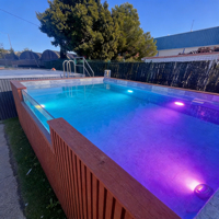Structure modulaire de piscine en bois plastique pour usage familial et pour les centres de villégiature