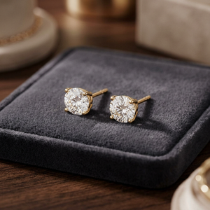 Pendientes de diamante redondos de cuatro puntas Guardian, diamante cultivado en laboratorio de 1.00 quilates en oro amarillo y blanco de 14 quilates, producto para boda - Product Image 3
