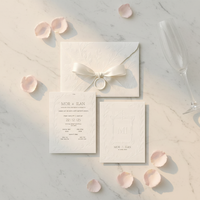 Luxuriöses Handgefertigtes Hochzeitseinladungs-Set mit Konservierten Trockenblumen, Wachssiegel, Seidenschleife und Weißem Leinen-Strukturpapier