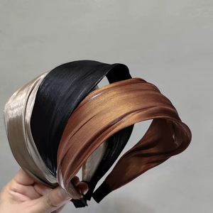 إكسسوارات شعر ساتان تألق بلون واحد على الطراز الكوري حرير لامع أنيق للنساء بحافة واسعة عصابة رأس قماشية للبيع - Product Image 1