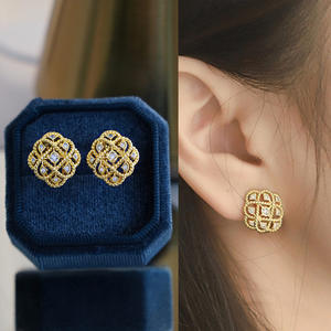 Pendientes de Oro con Diamantes, Diseño Geométrico Clásico en Oro Amarillo para Mujer, Uso Diario, Engaste de Garra, Corte Brillante Redondo - Product Image 3