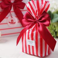 Noeuds en ruban rouge à quatre boucles faits à la main avec élastique ou ruban adhésif double face 3M pour ensemble de flacons de parfum, de vin et de shampoing