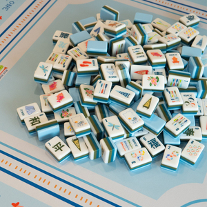 Sip Splash Cheer Tuiles de Mahjong Américaines de Luxe Personnalisées, en Acrylique Gravé 4 Couches, Ensemble de Tuiles de Noël, Portable, pour <span class=keywords><strong>Casino</strong></span>, Jeux de Hasard et <span class=keywords><strong>Poker</strong></span> - Product Image 6