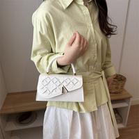 Sac à main élégant pour femme avec poignée supérieure et quincaillerie dorée florale en relief, bandoulière amovible, sac à bandoulière, vente en gros d'usine