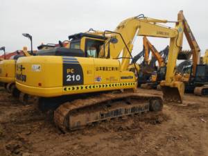 Excavadora de cadenas Komatsu PC210-8N usada de 21 toneladas, en venta a bajo precio, con motor y bomba de buena calidad, potencia de 114 kW y capacidad de cazo de 1.2 m. - Product Image 1