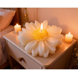 Candele Profumate Creative a Forma di Margherita Fatte a Mano, Candele Aromaterapiche Romantiche in Cera di Soia a Forma di Camomilla - Product Image 1