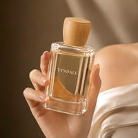 Flacon de parfum transparent de qualité supérieure 30ml 50ml 100ml vide pour l'emballage de produits de soin personnel avec un élégant bouchon en bois