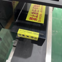 Scelleuse à induction électrique refroidie à l'eau Zhongjie avec moteur intégré pour le scellage automatique des bouchons de bouteilles et bocaux en PET