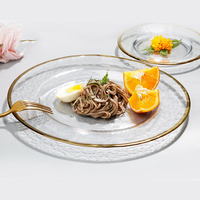 Assiette en verre transparente à bord martelé doré pour mariage et décoration intérieure