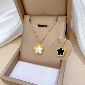 Collana con Ciondolo a Fiore in Acciaio al Titanio Bifacciale con Catena a Maglie Placcata Oro per Donne e Bambini - Product Image 1
