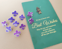 Épinglette en émail pailleté en métal Fleur De Lis avec logo personnalisé en gros pour chapeaux