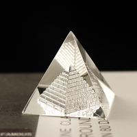 Großhandel Ägyptische Mini Transparente Kristallglas-Pyramide Briefbeschwerer Handgeschnitztes Andenken Geschenk Kristall Hohle Pyramide