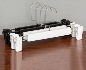 Lavinia nouveau grand cintre en plastique noir blanc antidérapant de haute qualité pour manteau large cintre d'épaule en plastique - Product Image 3