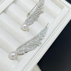 Broche de robe à motif d'aile d'ange tendance, broche en perle d'eau douce, broche de fleur de poitrine, vente en gros populaire, perle d'eau douce - Product Image 1