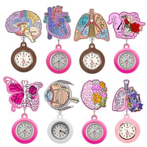 คลิปหนีบเข็มกลัดพยาบาล/แพทย์ แบบการ์ตูน วัสดุยืดหยุ่น เงางาม พร้อมสายคล้องแบบยืดหดได้ ใช้เป็นนาฬิกาแขวนได้ - Product Image 6