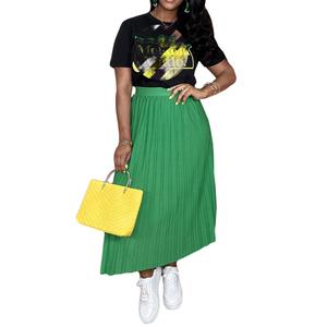 ชุดเซ็ตสองชิ้นแฟชั่นสำหรับผู้หญิง ลายพิมพ์โลโก้เรียบง่าย แขนสั้น กระโปรงพลีททรงเอ ความยาวปานกลาง สไตล์ลำลอง สำหรับฤดูร้อน - Product Image 2