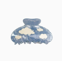 Épinglette à cheveux artisanale en acétate, motif ciel bleu et nuages blancs