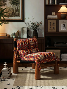 Chaise longue en bois massif de style bohème, chaise d'appoint en tissu à motifs ethniques rouges pour salon et chambre à coucher - Product Image 1