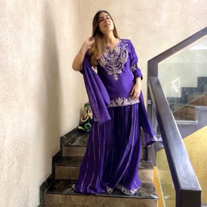 Robe Anarkali traditionnelle indienne et pakistanaise pour femme, violette, brodée, coupe ample, longueur ras du sol, en rayonne, idéale pour les fêtes - Product Image 1