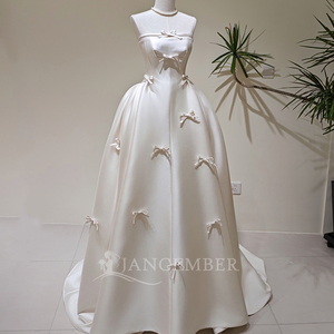 Robe de mariée formelle LY157 moderne et élégante, col bateau, traîne chapelle, en dentelle, sans bretelles, avec fleurs et cristaux pour femme - Product Image 1