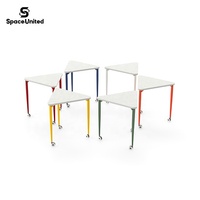 Table de formation triangulaire mobile moderne en métal SpaceUnited pour salle de conférence et bureau informatique