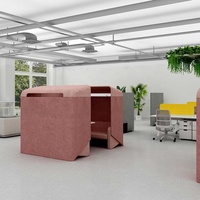 Cabine de bureau acoustique moderne avec panneaux d'intimité rembourrés, table latérale intégrée et conception de poste de travail modulaire