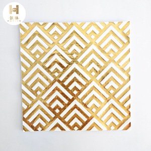 Serviettes carrées à motifs damiers estampées or, serviettes carrées imprimées luxueuses et de luxe léger, parfaites pour les fêtes. - Product Image 1