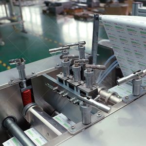 CE Vlies-Maschine für medizinische Alkohol tupfer 70% Isopropylalkohol-Tupfer maschine - Product Image 6