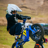 Moto électrique tout-terrain pour enfants, moteur sans balais 653W, batterie lithium 36V 5Ah, autonomie de 25 km, plaisir de conduite en extérieur, logo personnalisé disponible