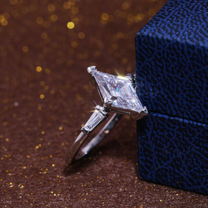 Anello minimalista con pietra marquise per donna, elegante design intarsiato, gioielli alla moda per feste - Product Image 3