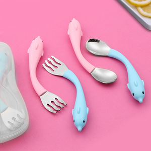 Cá Heo Phim Hoạt Hình Bé Muỗng Ăn Đào Tạo Cong Muỗng Thực Phẩm Cấp 304 Thép Không Gỉ Của Trẻ Em Muỗng Và Nĩa Dao Kéo Linh Hoạt - Product Image 2