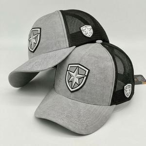 Gorra Trucker Personalizada con Parche de Silicona 3D, Gorra de Malla Gris Premium al por Mayor con Logotipo de PVC, Fabricante de Gorras Deportivas para Exteriores - Product Image 1