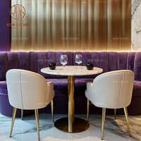 Ensemble de mobilier de restaurant de luxe pour café, canapé en velours violet incurvé avec tables rondes en marbre et chaises beiges
