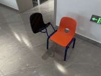 Chaise d'écolier moderne en plastique durable avec tablette d'écriture, chaise de formation pour salle de classe, pour enfants, prix d'usine