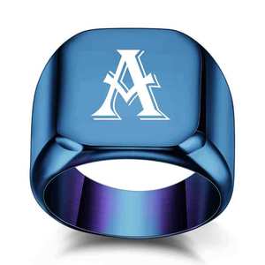 Bague carrée pour homme avec lettres gravées au laser bleu, design géométrique 18 mm, bijou cadeau - Product Image 1