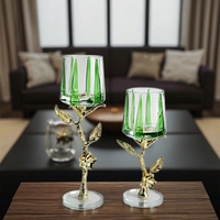 Nouveau design moderne en alliage de zinc transparent en forme de gobelet vert Bougeoir à fleurs dorées Récipient unique de décoration en verre pour la maison