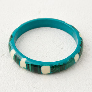 Brazalete de Resina Hecho a Mano con Patrón Marmoleado Verde y Blanco, Forma Redonda, Joyería de Moda, Accesorio para Mujer - Product Image 1