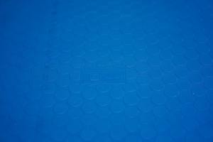 Aislamiento para pisos industriales, rollo de lámina de caucho azul parcialmente desenrollado, aislado sobre fondo blanco - Product Image 3