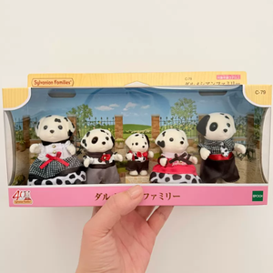 Calico Critters <span class=keywords><strong>Sylvanian</strong></span> Families Pack <span class=keywords><strong>Famille</strong></span> de Chiens Dalmatiens, Adorables Figurines d'Animaux Floqués, Jouets de Collection pour Jeu d'Imitation, Cadeau pour Enfants - Product Image 2