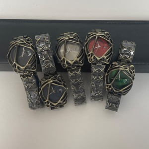 Orologio da Polso Vintage in Bronzo Y2K con Quadrante a Ragnatela in Alabastro, Design Unico e Creativo, Orologio al Quarzo con Data per Uomo - Product Image 6
