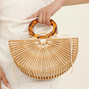 Bolso de playa de bambú tejido a mano con diseño semicircular hueco y textura especial para mujer - Product Image 1