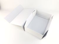 Boîte cadeau en carton rigide mat écologique et recyclable avec logo personnalisé, estampage à chaud quadrichromie et gaufrage, emballage plat