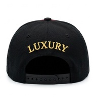 Casquette Snapback Classique 6 Panneaux Large Luxe Bicolore Bordeaux et Noir avec Broderie 3D Couronne Royale Dorée pour Street Hip Hop