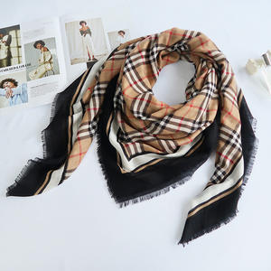 Vente en gros 2023 nouvelle arrivée carré en coton 130x130cm grandes femmes célèbre marque de styliste châles dames châles avec pompon - Product Image 6